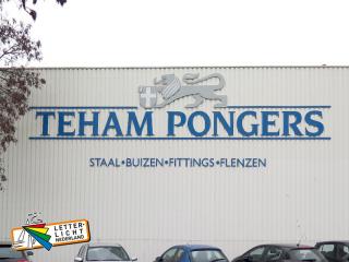  Opvallend groot bedrijfslogo op gevel gemonteerd